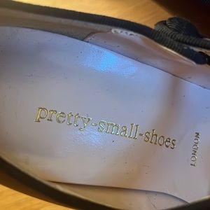 Mary Jane in color Merlot with 2-1/2” heel in size 2-1/2 Women’s size. Euro 32